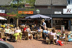 Terras van Wei Ming bij het water in Dronten